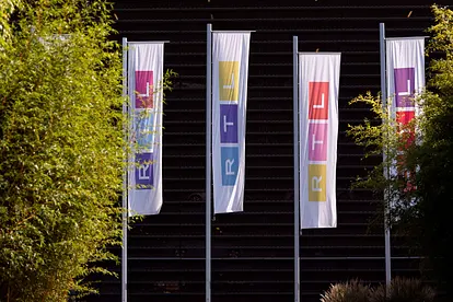 Mehrere Flaggen mit dem RTL-Logo vor einem schwarzen Gebäude