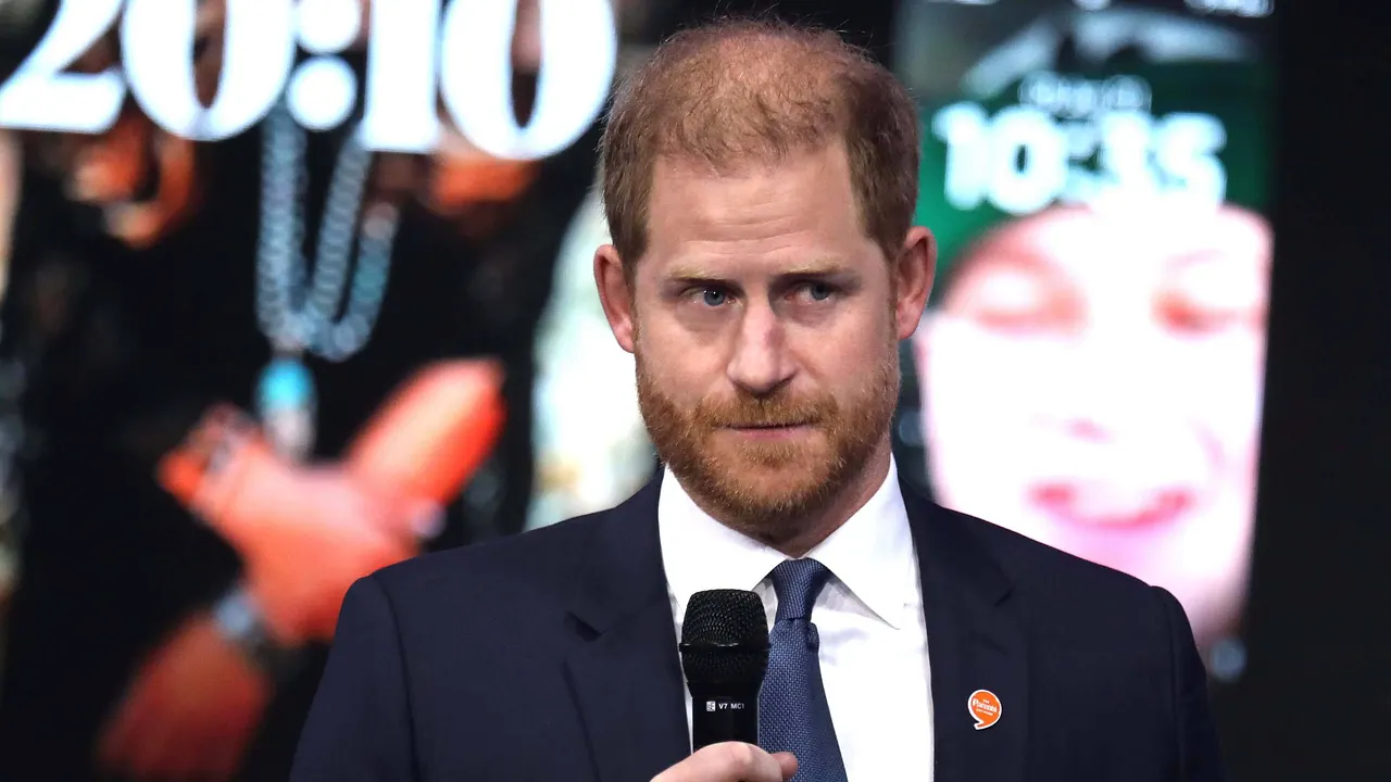 Prinz Harry und Co.: Freund gibt Details über die Familie preis Prinz Harry ernst guckend - Foto: IMAGO / ZUMA Press Wire