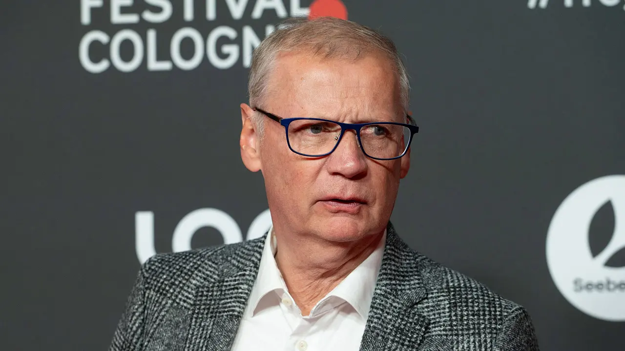 Günther Jauch: Nach Werbe-Deal! Heftige Attacke gegen den Moderator Günther Jauch schaut ernst - Foto: IMAGO / Sven Simon