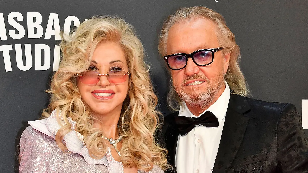 Carmes Geiss wettert gegen Promi-Dame Carmen und Robert geiss lachend - Foto: IMAGO / Future Image