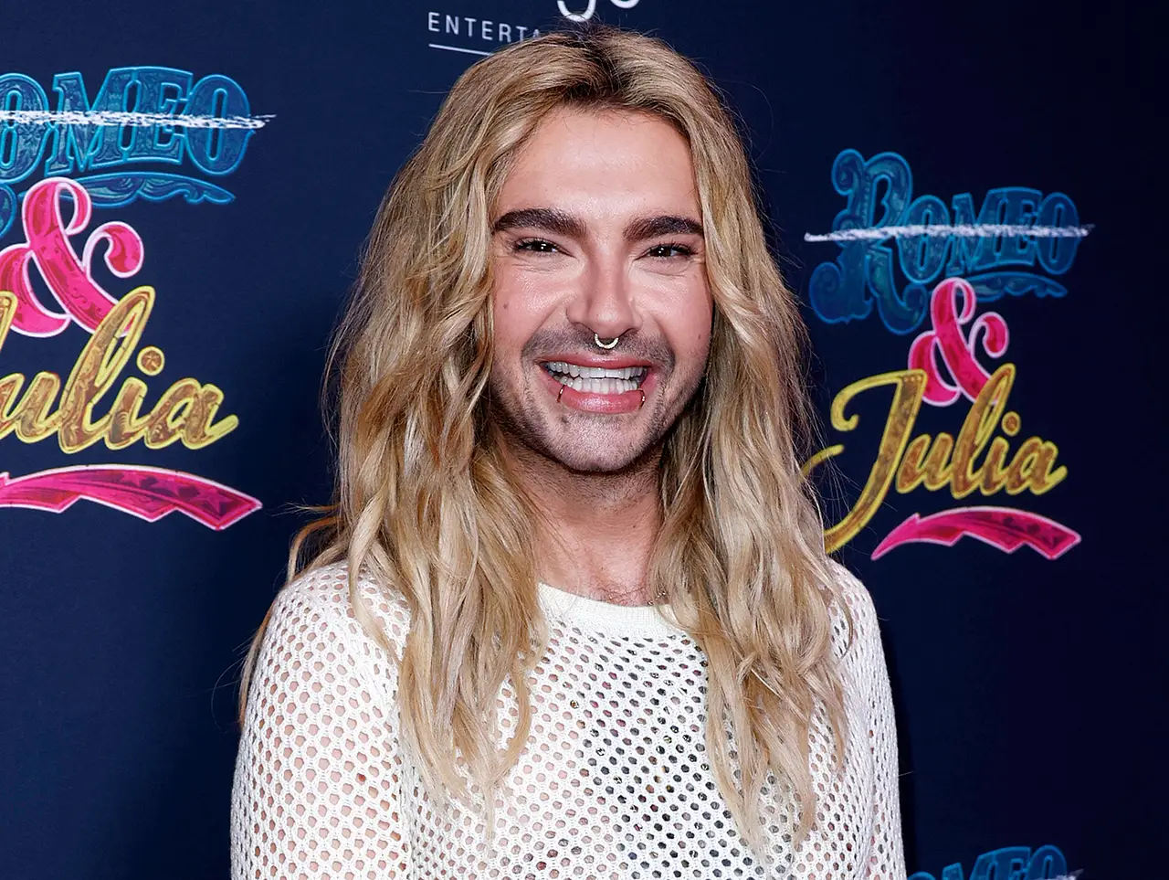 imago777007553 Bill Kaulitz lacht in die Kamera: Ob ernst oder Spaß – Bill spricht offen über Trash-TV-Pläne. - Foto: IMAGO / APress