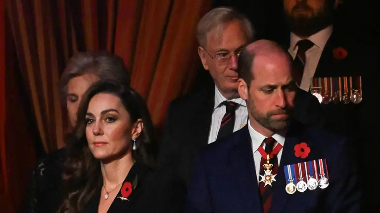 William und Kate schauen bedrückt