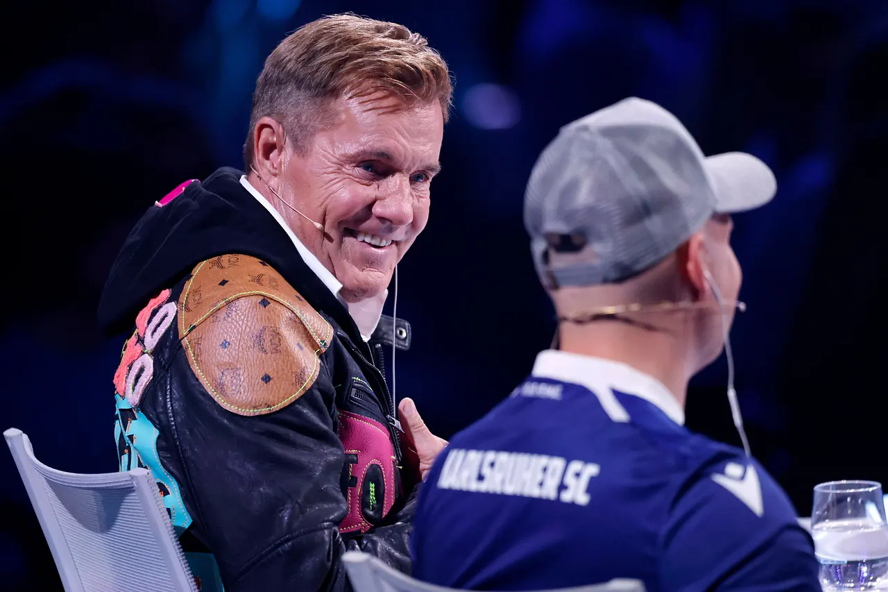 Dieter Bohlen in der DSDS-Jury. Er lächelt seinen Kollegen Pietro Lombardi an.
