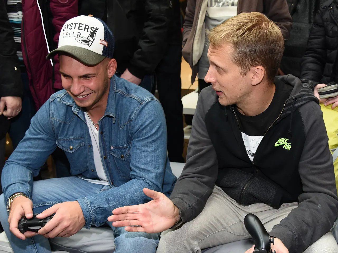 Ein Bild aus besseren Tagen: Pietro Lombardi und Oliver Pocher lachend bei einem Promi Charity Event am 18.03.2017. - Foto:  IMAGO / Gartner