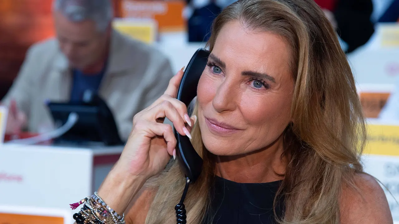 Giulia Siegel: Sie tritt nach Abrechnung mit Papa Ralph nochmal nach Giulia Siegel mit Telefon - Foto: IMAGO / Sven Simon