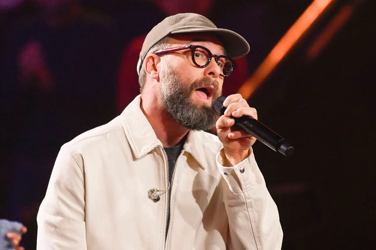 Mark Forster singt ins Mikrofon. - Foto: IMAGO / Future Image