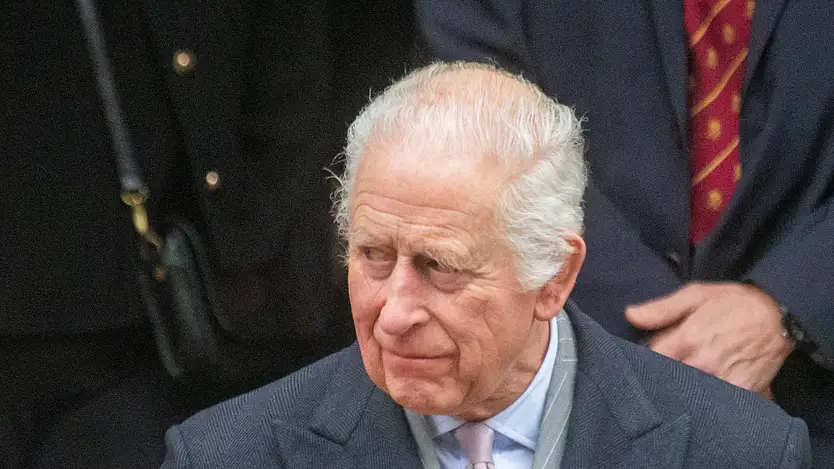 König Charles schhaut traurig drein