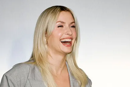 Lena Gercke lacht auf der Berliner Fashionweek im Februar 2025 in die Ferne.