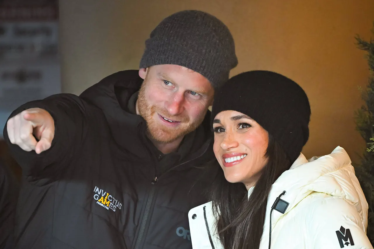 Prinz Harry und Herzogin Meghan bei den Invictus Games im Februar 2025. Prinz Harry zeigt mit dem rechten Zeigefinger vor sich, Meghan blickt ebenfalls lächelnd nach vorne. - Foto: IMAGO / Cover-Images