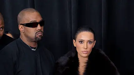 Kanye West und Bianca Censori schauen bedrückt in die Ferne