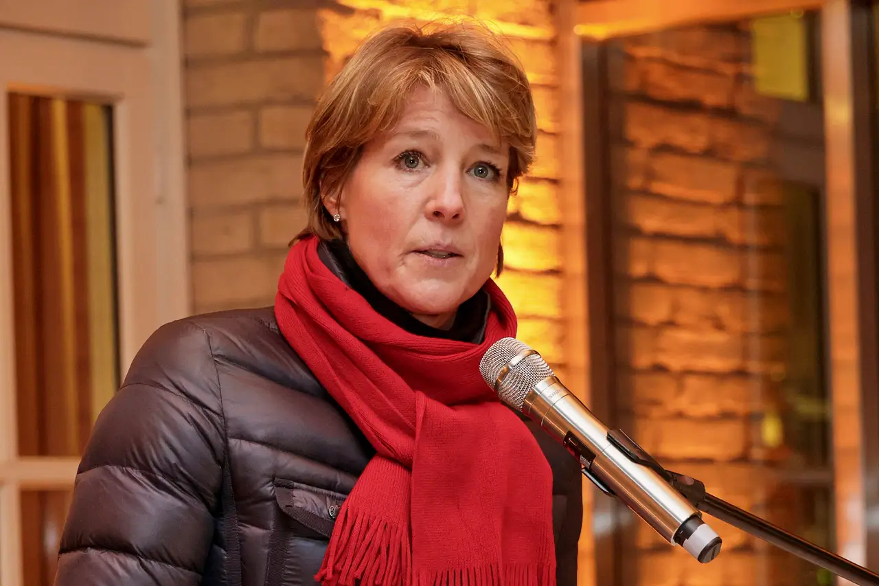 imago803768675 Christina Block in Mantel und rotem Schal vor einem Mikro. - Foto: IMAGO / BREUEL-BILD