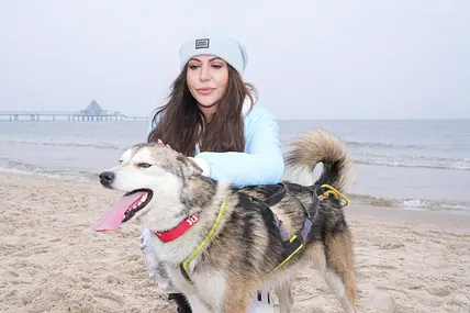 Ein Bild aus kühleren Tagen: Simone Thomalla posiert beim Schlittenhunderennen Baltic Lights mit Hund am Strand der Ostsee-Insel Usedom in Heringsdorf.