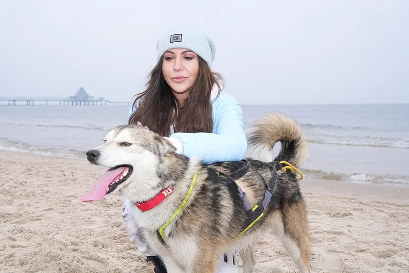 Ein Bild aus kühleren Tagen: Simone Thomalla posiert beim Schlittenhunderennen Baltic Lights mit Hund am Strand der Ostsee-Insel Usedom in Heringsdorf.