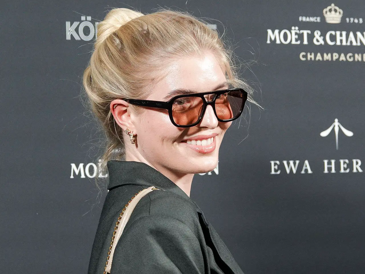 imago803941088 Antonia Hemmer auf dem roten Teppich der Ewa Herzog Fashionshow in Berlin. Mit einem freundlichen Lächeln und einer Brille mit getönten Gläsern schaut sie in die Kamera – kurz davor war sie noch in einer Frauenklinik und berichtete ihren Fans auf Instagram, wie es ihr nun geht.