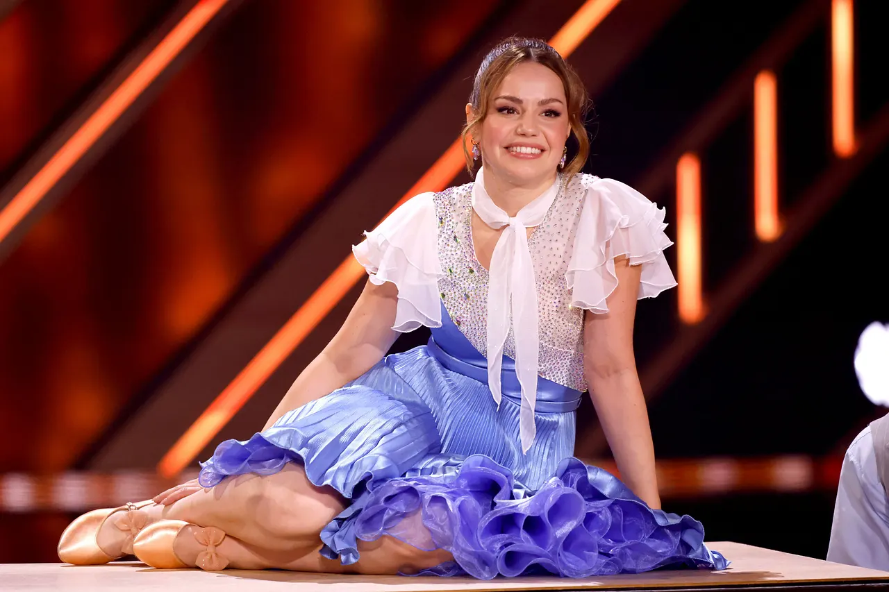 Christina Hänni ist im Krankenhaus! Christina Hänni, hier in bla-weißen Kleid auf der Lets Dance-Bühne, ist im Krankenhaus! - Foto: IMAGO / Panama Pictures