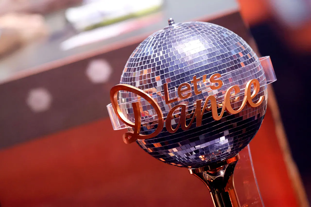 Der Lets Dance-Pokal vor dem Jurypult.