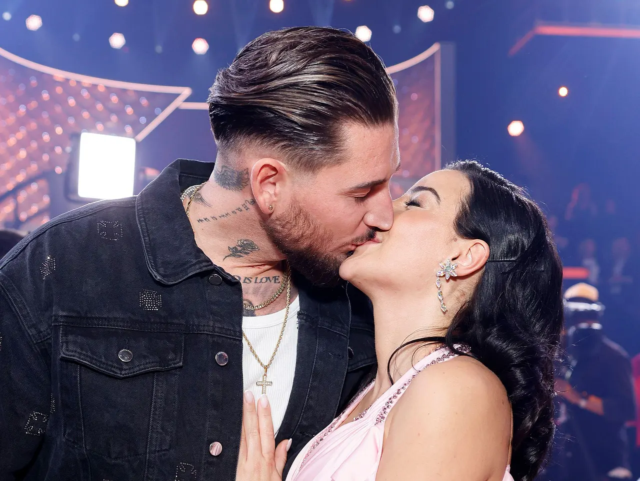 imago807275765 Leyla Lahouar und ihr Mike küssen sich mit geschlossenen Augen bei „Lets Dance“ und lächeln. - Foto: IMAGO / Panama Pictures