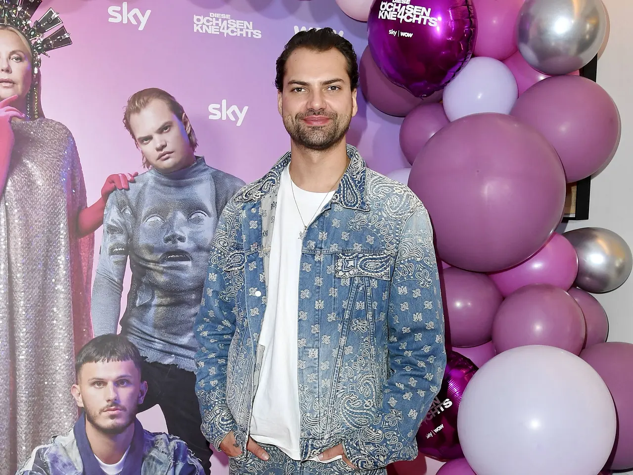 imago807456706 Jimi Blue Ochenknecht steht bei der Premiere von Die Ochsenknechts Staffel 4 auf dem lila Teppich und lächelt für die Fotografen. - Foto: IMAGO / Marja