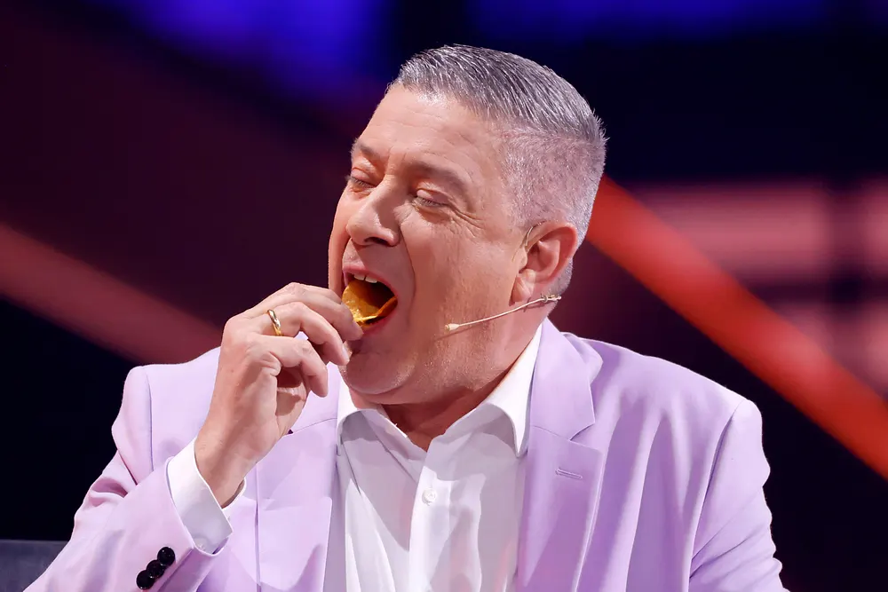 "Let's Dance"-Juror Joachim Llambi, der sich hier Chips in den Mund schiebt, ist immun gegen Kritik. "Let's Dance"-Juror Joachim Llambi, der sich hier Chips in den Mund schiebt, ist immun gegen Kritik.