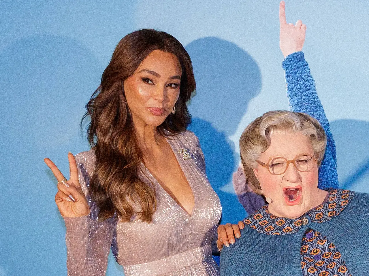 imago807584896 Verona Pooth posiert bei der Premiere des Musicals Mrs. Doubtfire mit dem Hauptdarsteller. - Foto: IMAGO / Oliver Langel