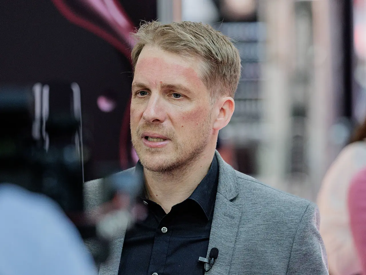 Oliver Pocher äußert harte Kritik an Christian Wolf! Oliver Pocher fotografiert, ernster Gesichtsausdruck. Jetzt äußert er sich auf Instagram kritisch zur Social-Media-Nutzung von Christian Wolf. - Foto: IMAGO / Oliver Langel
