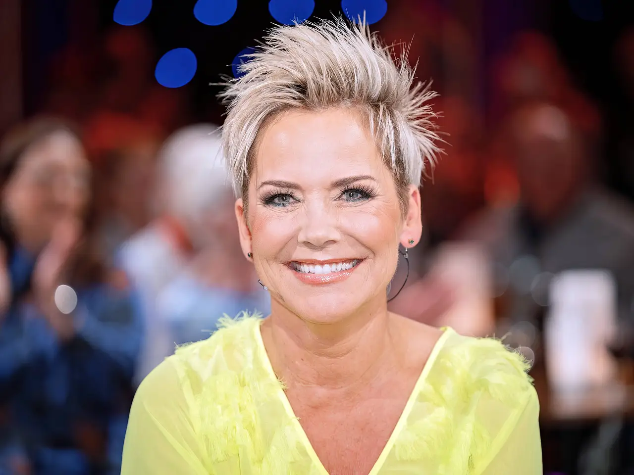 imago809319990 Inka Bause mit strahlendem Lächeln – die „Bauer sucht Frau“-Moderatorin zeigt sich bestens gelaunt. Ob ihre neue Einstellung zu einer eigenen Hochzeit damit zusammenhängen? - Foto: IMAGO / STAR-MEDIA