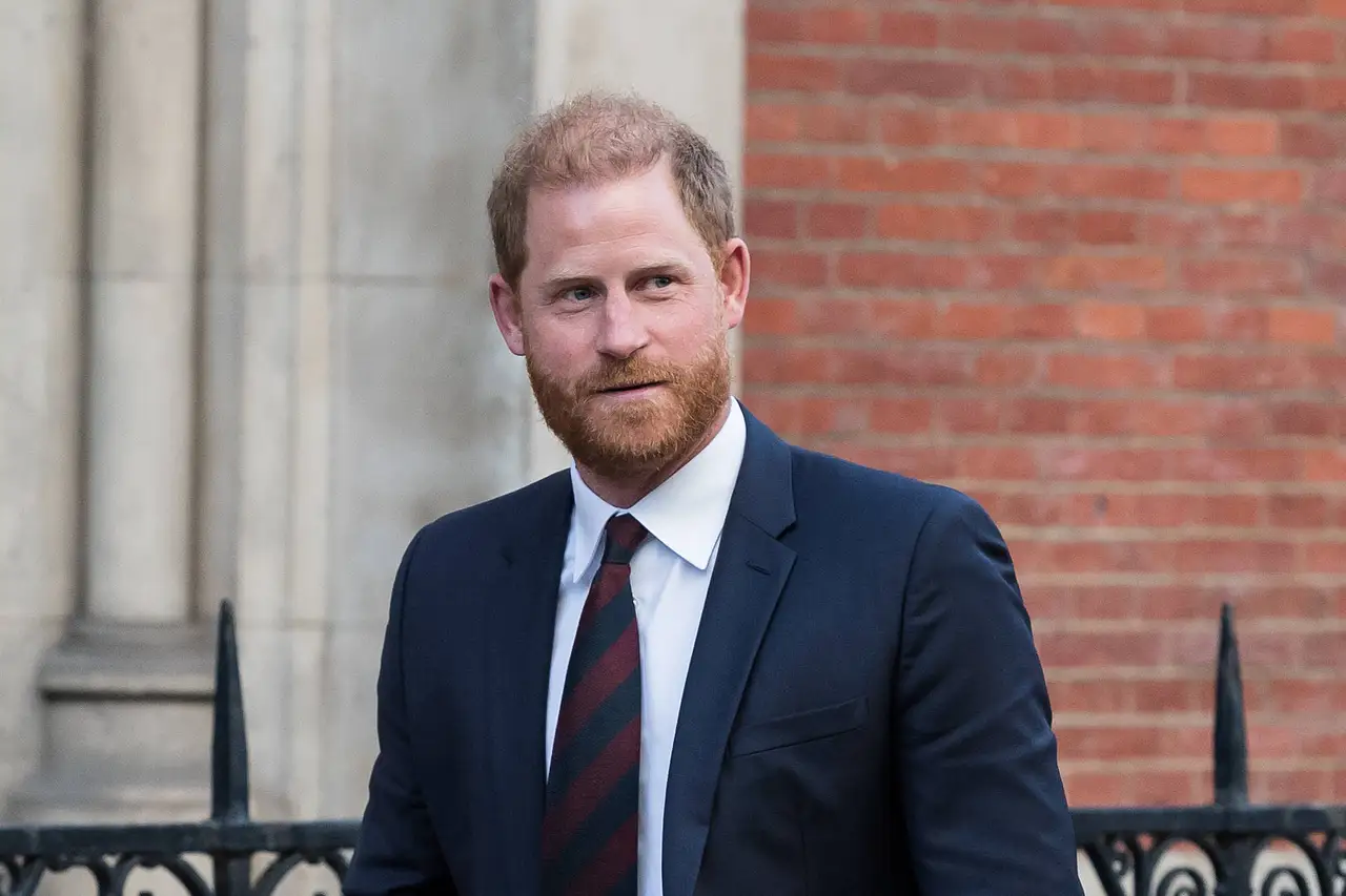imago810389656 Prinz Harry in einem dunkelblauen Smoking, er wirkt angespannt und schaut zur Seite. - Foto: IMAGO / NurPhoto