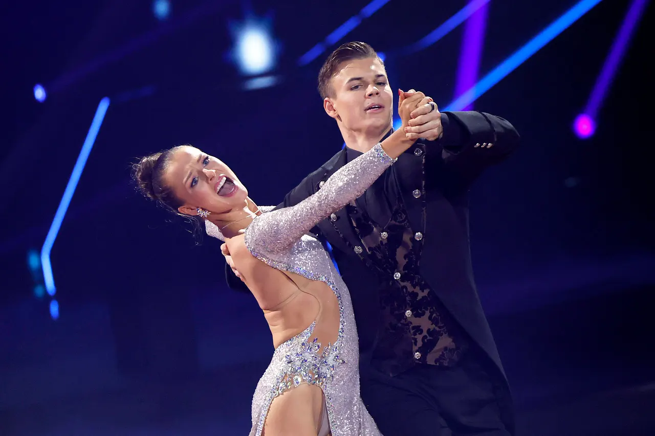 Taliso Engel am Boden Patricija Ionel mit Promi-Schützling Taliso Engel auf der Lets Dance-Bühne. Beim Training kam es jetzt zu einem Zwischenfall. - Foto: IMAGO / Panama Pictures