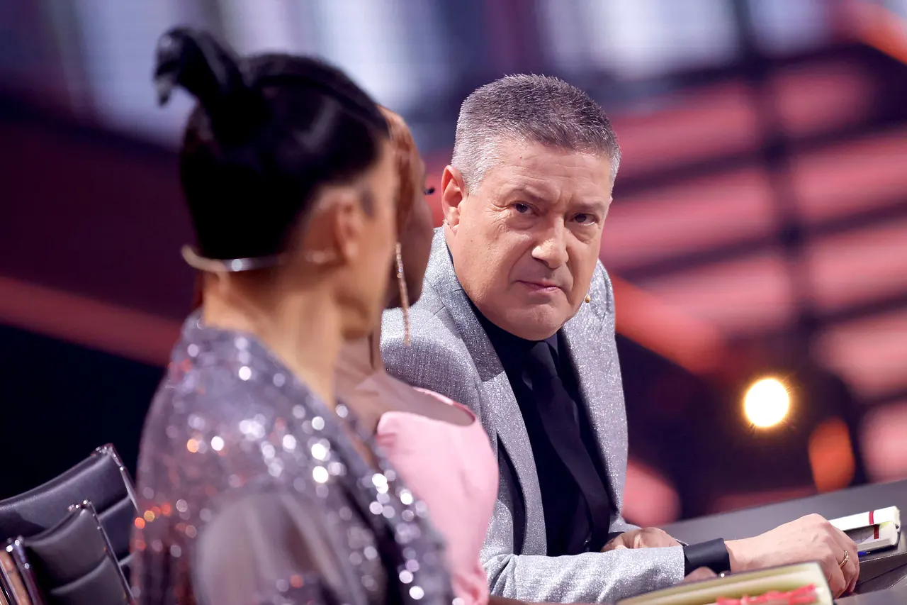 "Let's Dance"-Fans gehen auf die Barrikaden Joachim Llambi schaut besorgt zu Jorge González – vielleicht weil Lets Dance-Fans die Sendung scharf kritisieren? - Foto: Imago/Panama Pictures