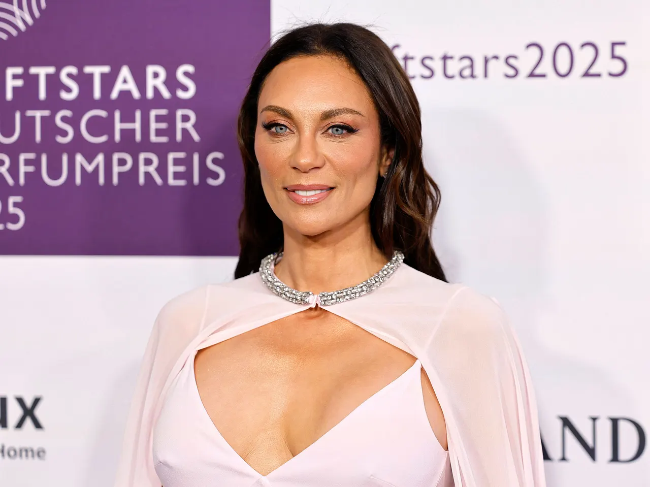 Lilly Becker bei der Verleihung des Duftstars in Düsseldorf. Sie lächelt knapp an der Kamera vorbei. - Foto: IMAGO / Panama Pictures
