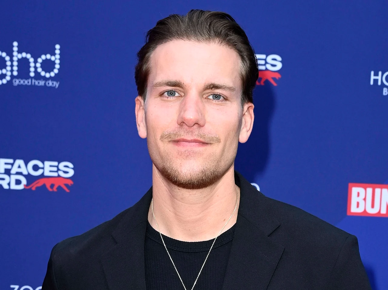 Die Bachelors-Kandidat Felix Stein auf dem roten Teppich der Bunte New Faces Awards. Ob er seine Entscheidung mittlerweile bereut? 