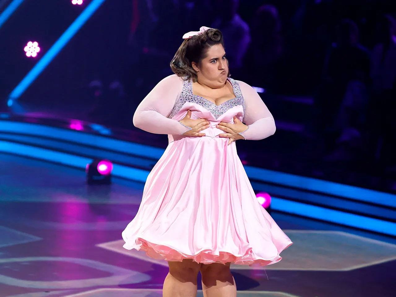SelfieSandra nach "Let's Dance" verändert SelfieSandra fasst sich bei einem Lets Dance-Auftritt scherzhaft an die Brust. - Foto: IMAGO / Panama Pictures