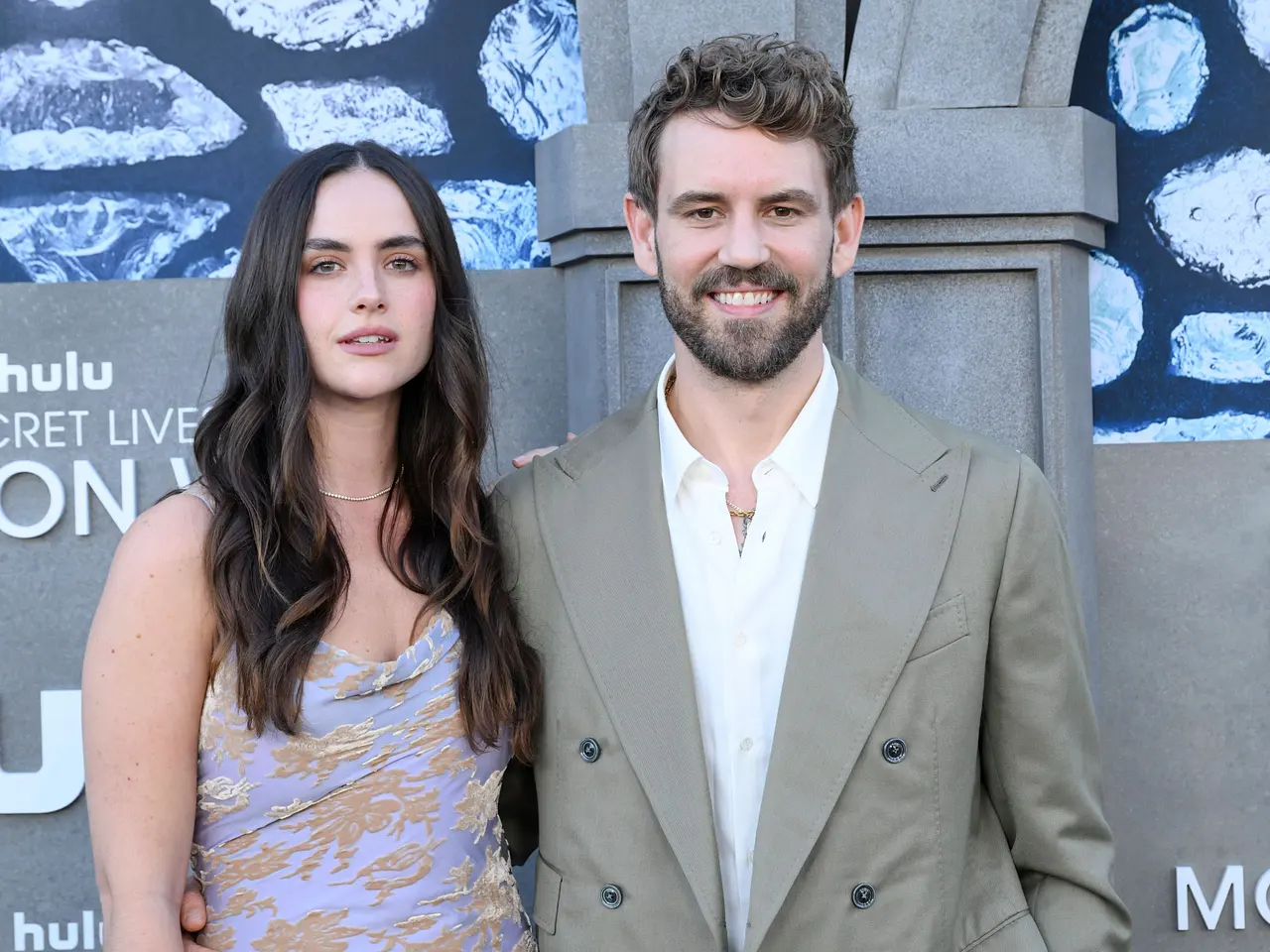 imago817489452 Natalie Joy und Nick Viall posieren auf dem roten Teppich - Foto: IMAGO / ZUMA Press Wire