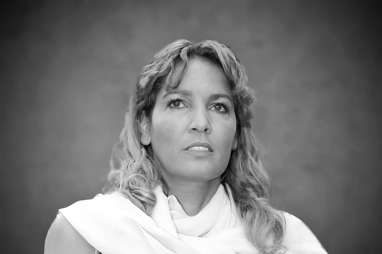 Nadja Abd el Farrag wurde in der Nähe ihres Vaters beigesetzt. Ein Schwarz-Weiß-Foto von Nadja Abd el Farrag. Sie blickt in die Ferne, der Hintergrund ist grau. - Foto: IMAGO / Sven Simon