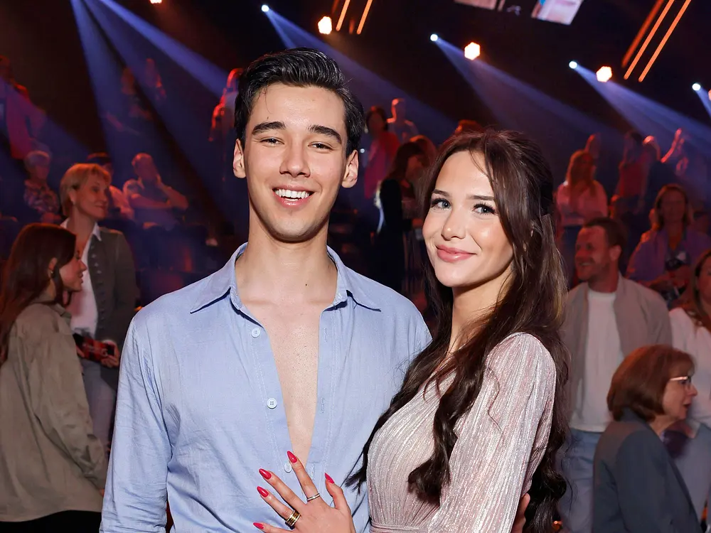 Diego Pooth und seine Freundin Louisa lächeln in die Kamera.