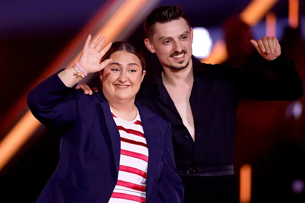 SelfieSandra und Zsolt Sándor Cseke winken bei "Let's Dance" in die Kamera.