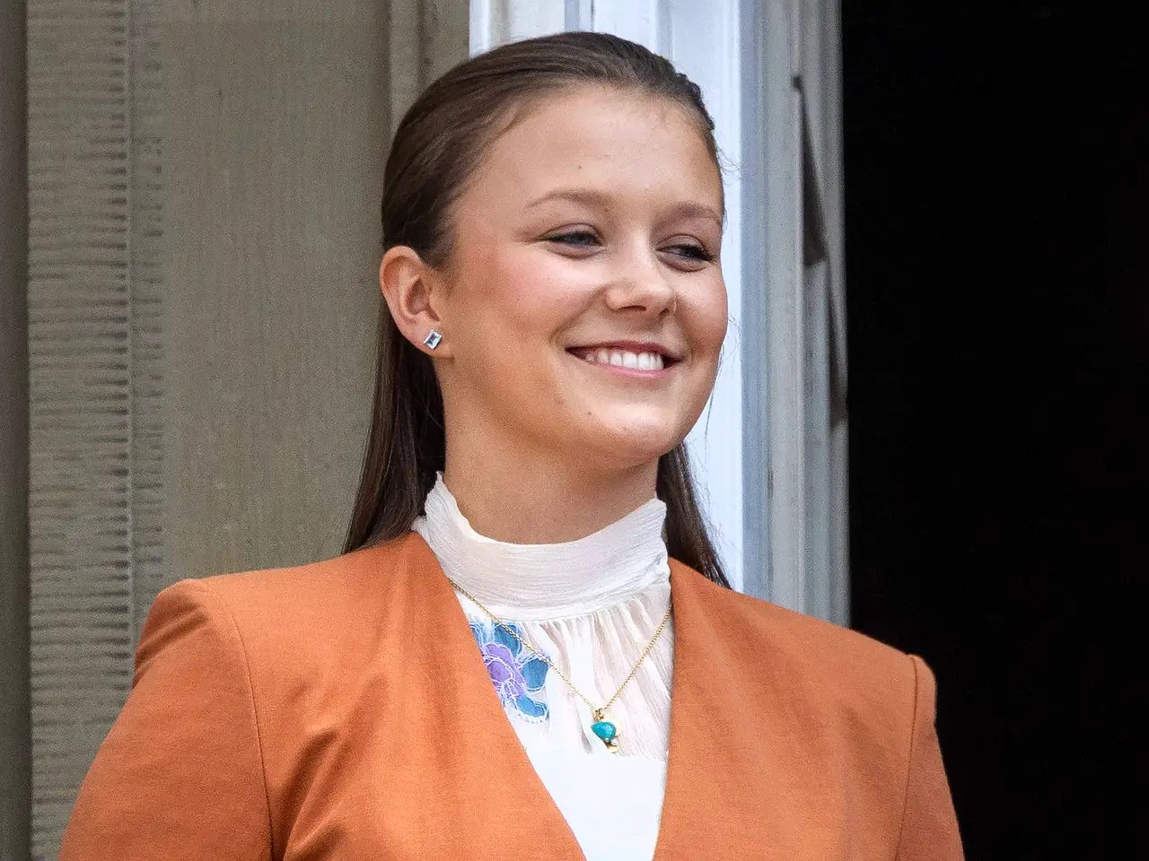 Prinzessin Isabella lächelt in die Ferne. - Foto: IMAGO / PPE
