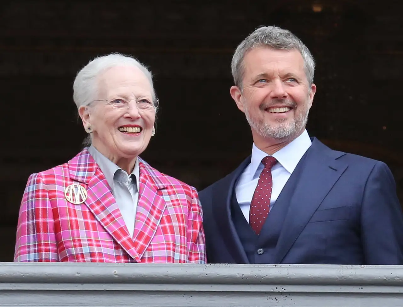 imago820736927 Margrethe II. und ihr Sohn Frederik X. stehen nebeneinander und mit einem strahlenden Lächeln im Gesicht auf einem Balkon. - Foto: IMAGO / PPE