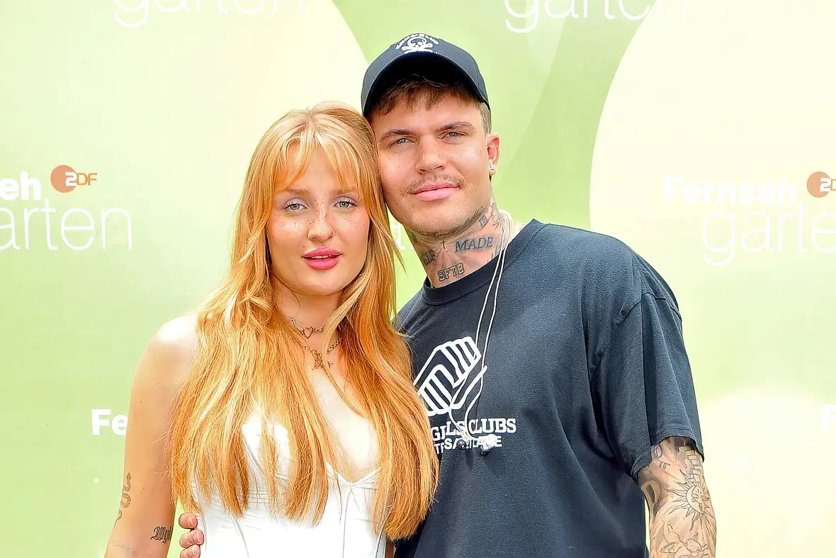 Rapper Coach Bennet Pfeifer und Anna Celina Cassau während der ZDF - Unterhaltungsshow Fernsehgarten am 01.06.2025 in Mainz