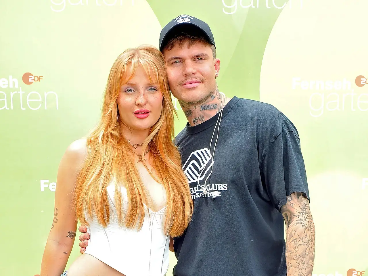 Rapper Coach Bennet Pfeifer und Anna Celina Cassau während der ZDF - Unterhaltungsshow Fernsehgarten am 01.06.2025 in Mainz - Foto: Imago/Star-Media