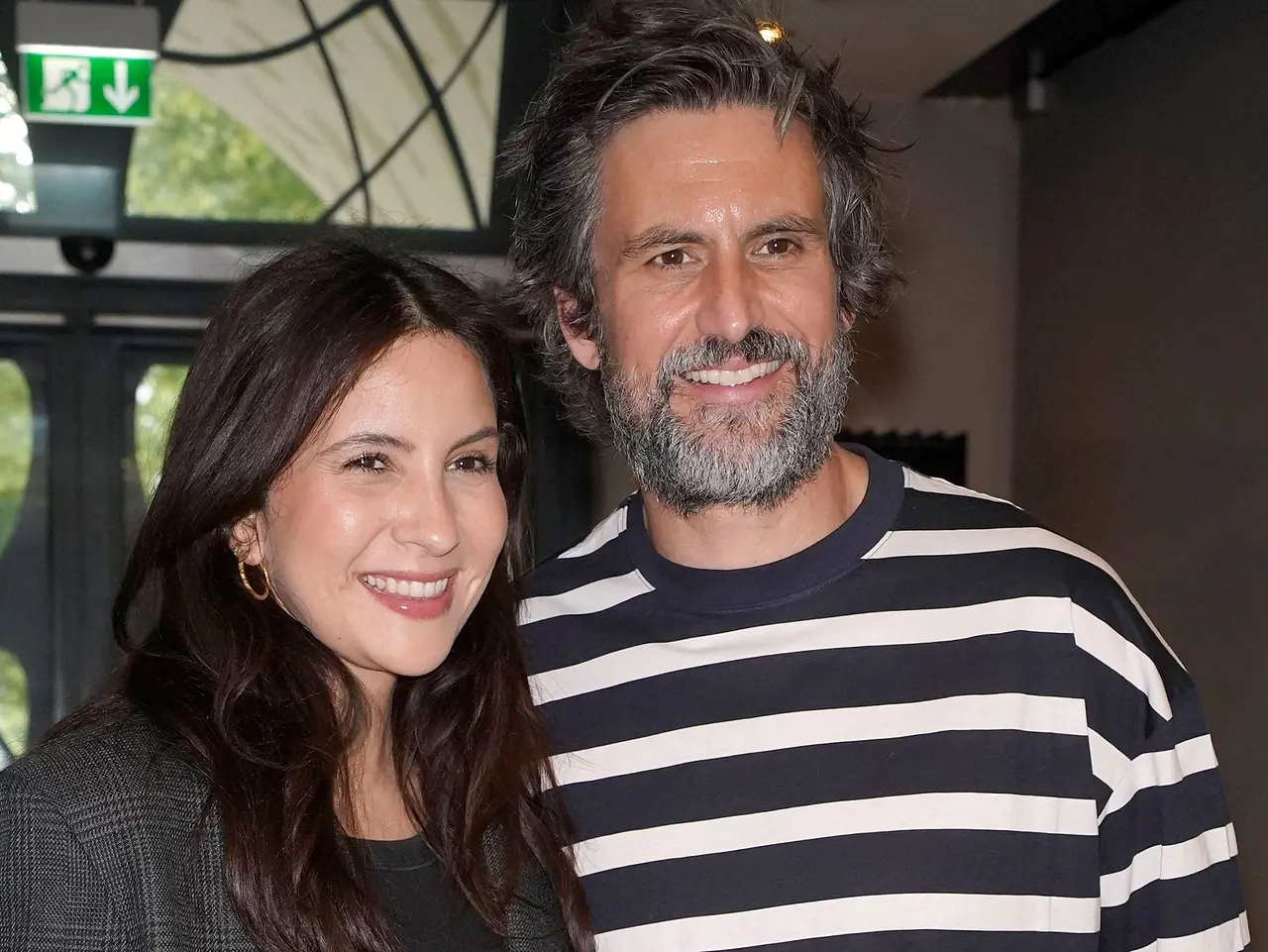 Tom Beck und Ehefrau lächeln in die Kamera! - Foto: Imago / Future Image