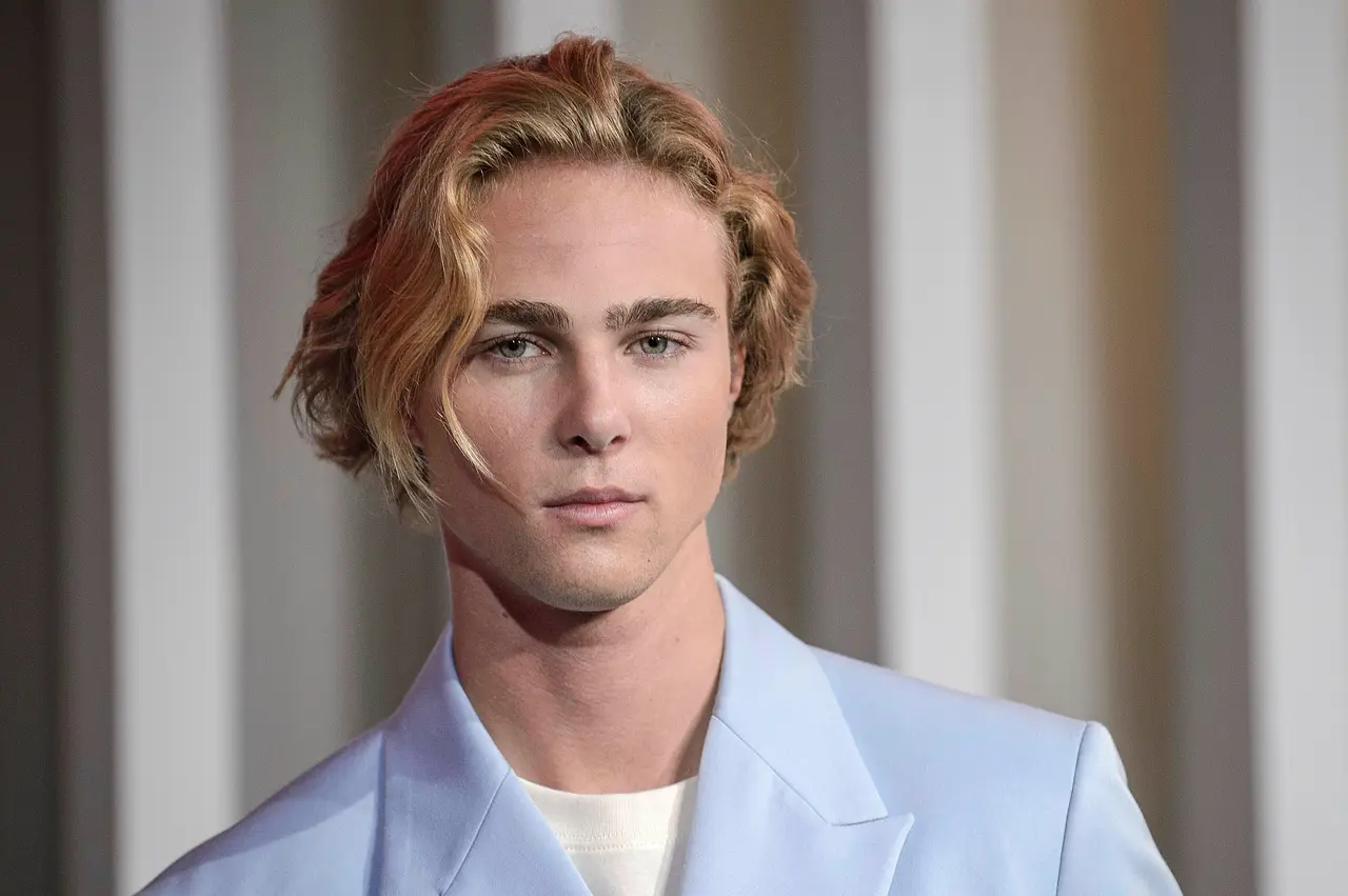 imago822397076 GNTM-Finalist Moritz im blauen Anzug beim Photocall der Finalisten. - Foto: IMAGO / Future Image