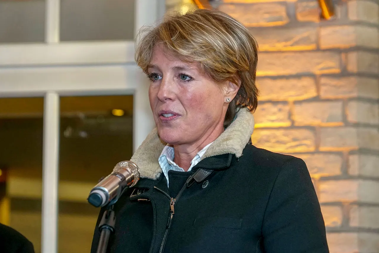 imago822463770 Christina Block steht mit einem Mikrofon vor dem Grand Elysée Hotel in Hamburg. - Foto: IMAGO / BREUEL-BILD