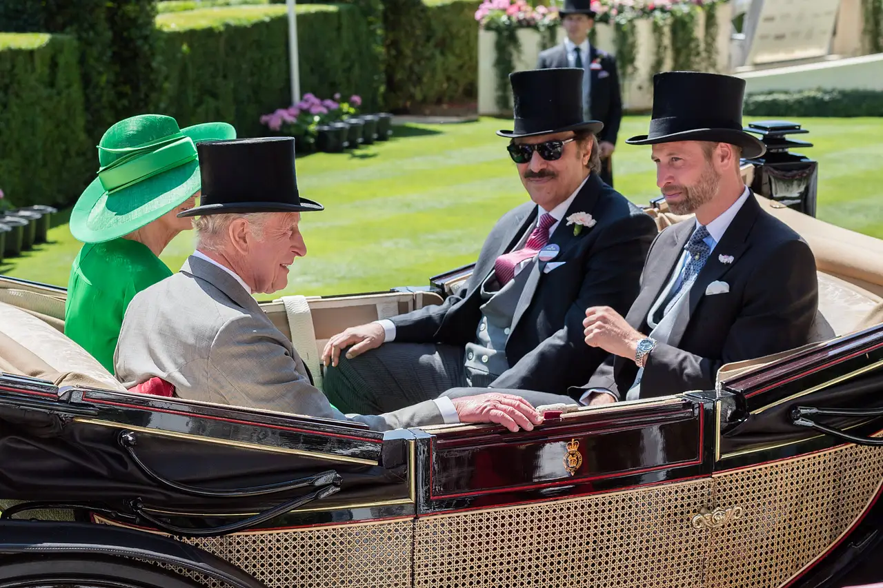 imago822511599 König Charles III, Königin Camilla, Prinz Saud bin Khalid Al-Saud und Prinz William in einer Kutsche, alle tragen Hüte. - Foto: IMAGO / NurPhoto
