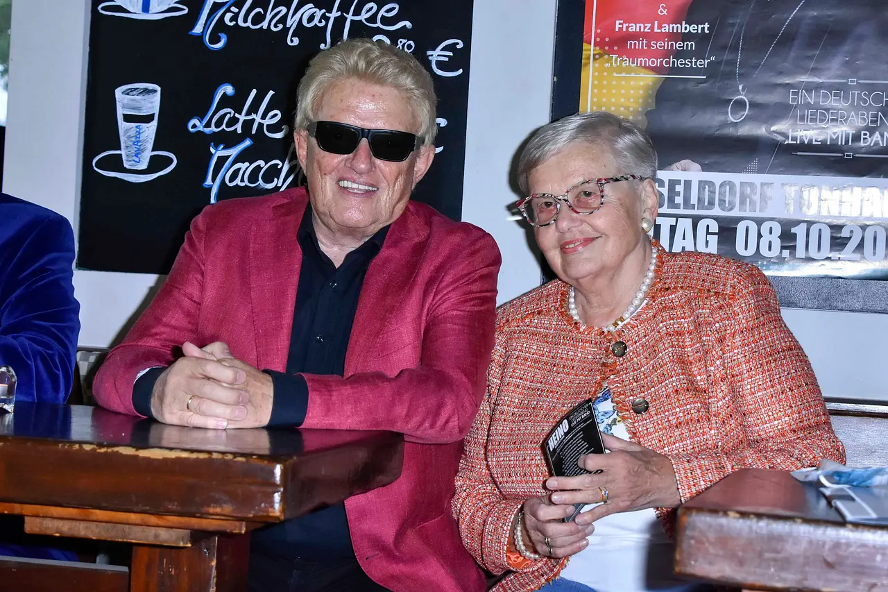 imago823259024 Heino trauert um seine Schwester Hannelore Hofmann. - Foto: IMAGO / BREUEL-BILD
