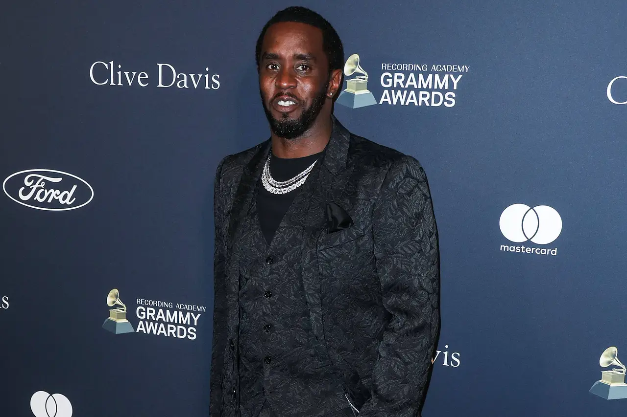 P. Diddy in einem schwarzen Anzug bei einem Event. - Foto:  IMAGO / NurPhoto