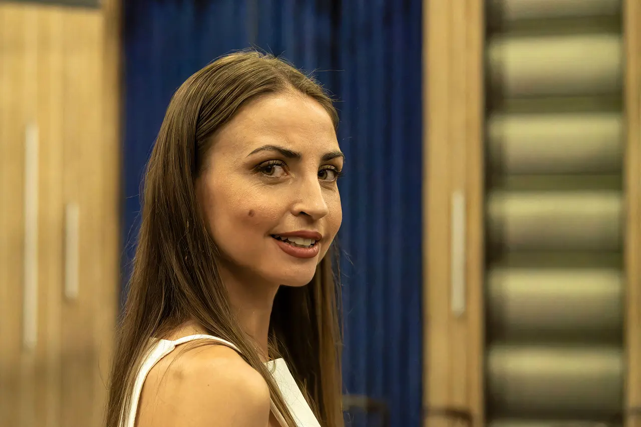 imago823973064 Lets Dance-Tänzerin Ekaterina Leonova in anderem Licht: Sie steht seitlich zur Kamera und blickt nach rechts. - Foto: IMAGO / Klaus W. Schmidt