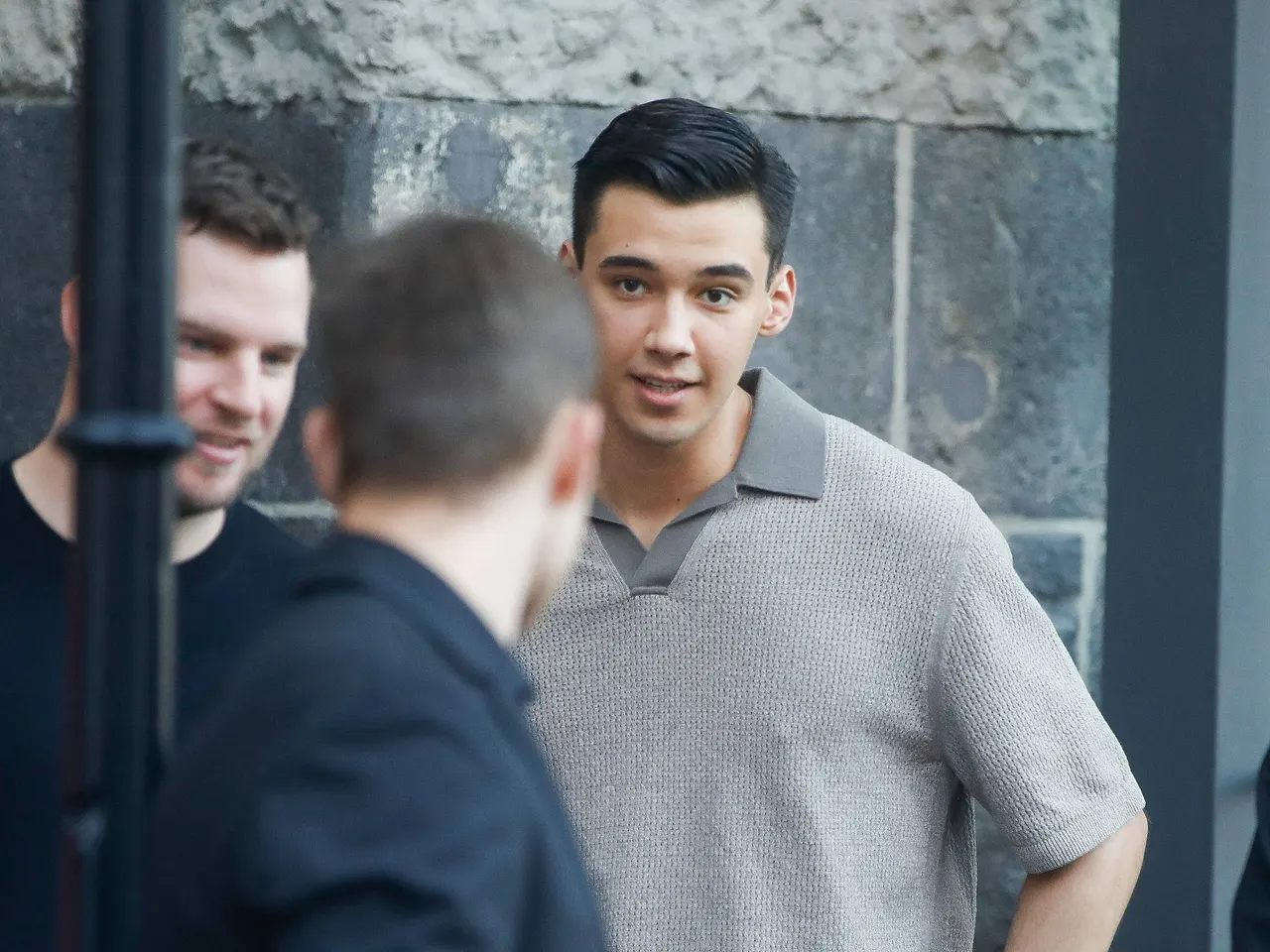 Diego Pooth in grauen Oberteil schaut erschrocken zu einem unbekannten Mann hinüber.  - Foto:  IMAGO / pictureteam