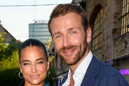 Christian Düren und Amira Aly schauen lächelnd in die Kamera!