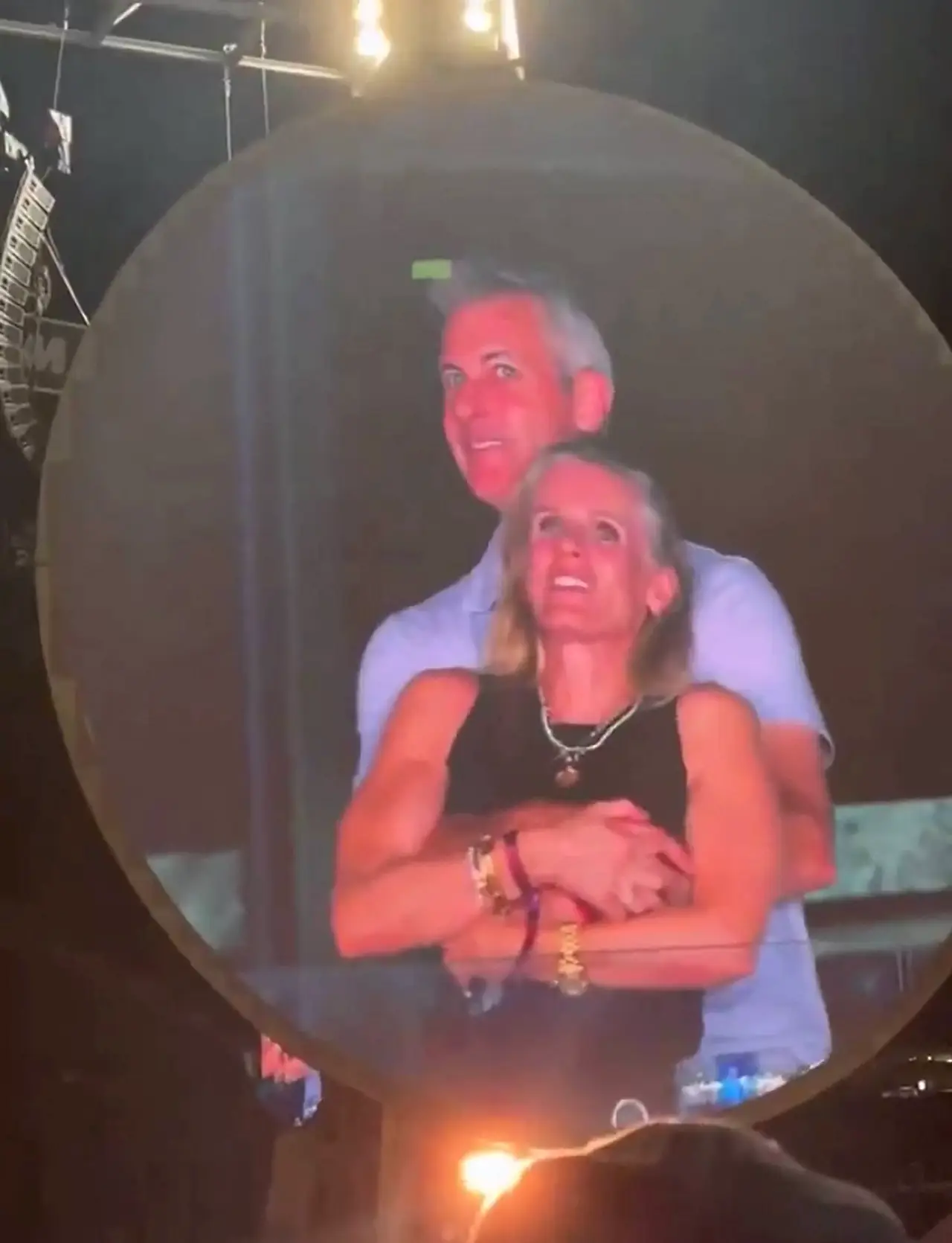 Andy Byron und seine Kollegin wurden kuschelnd auf einem Coldplay-Konzert erwischt. - Foto: IMAGO / Bestimage